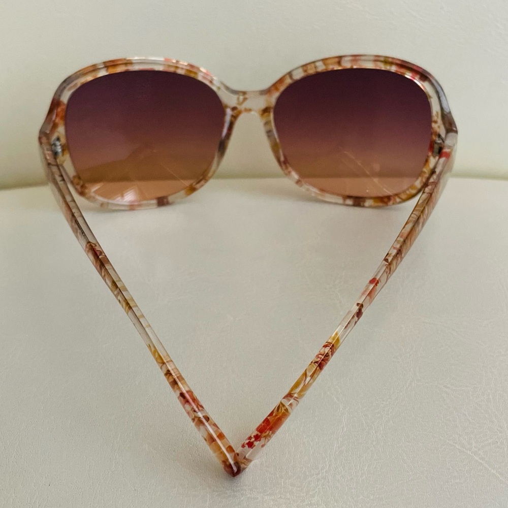 Foster Grant Women’s Tortoiseshell Sunglasses with Brown Gradient Lenses - Picture 3 of 7